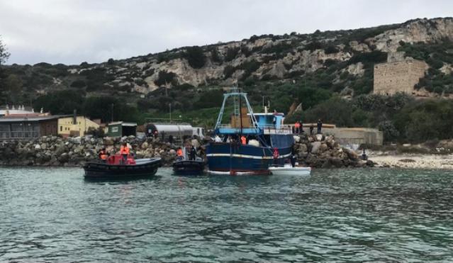 Mare: Concluse le attività di bonifica e recupero dei 2 pescherecci egiziani a Cagliari