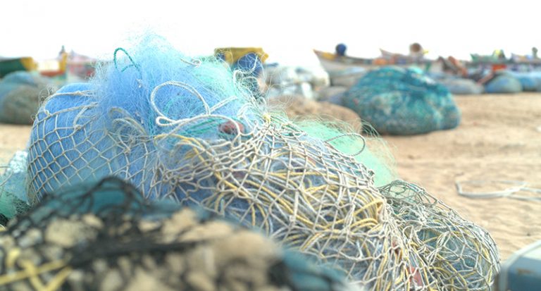 Riciclare le reti da pesca recuperate nell’Oceano Indiano